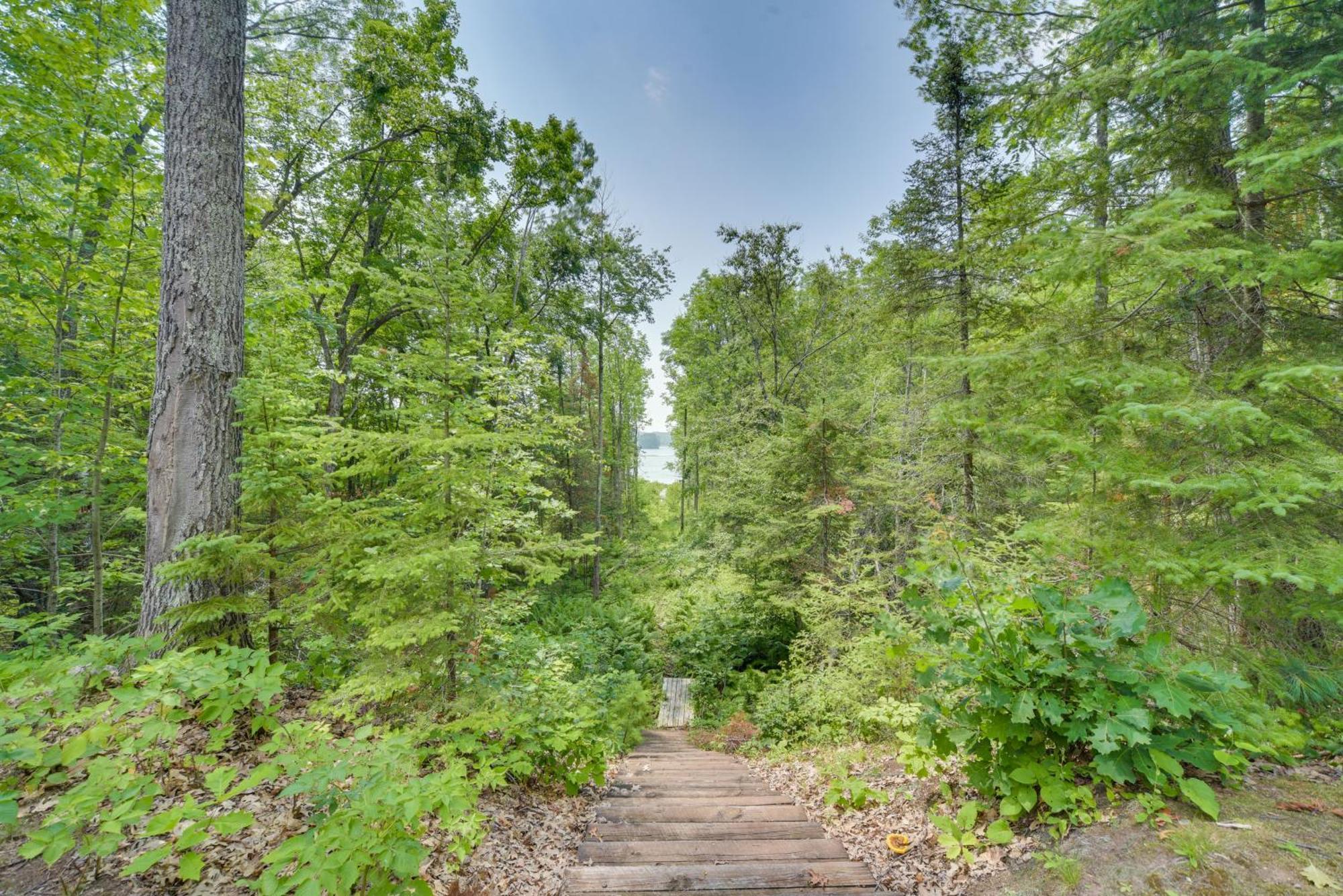 Scenic Hayward Lake View Retreat With Fire Pit ภายนอก รูปภาพ
